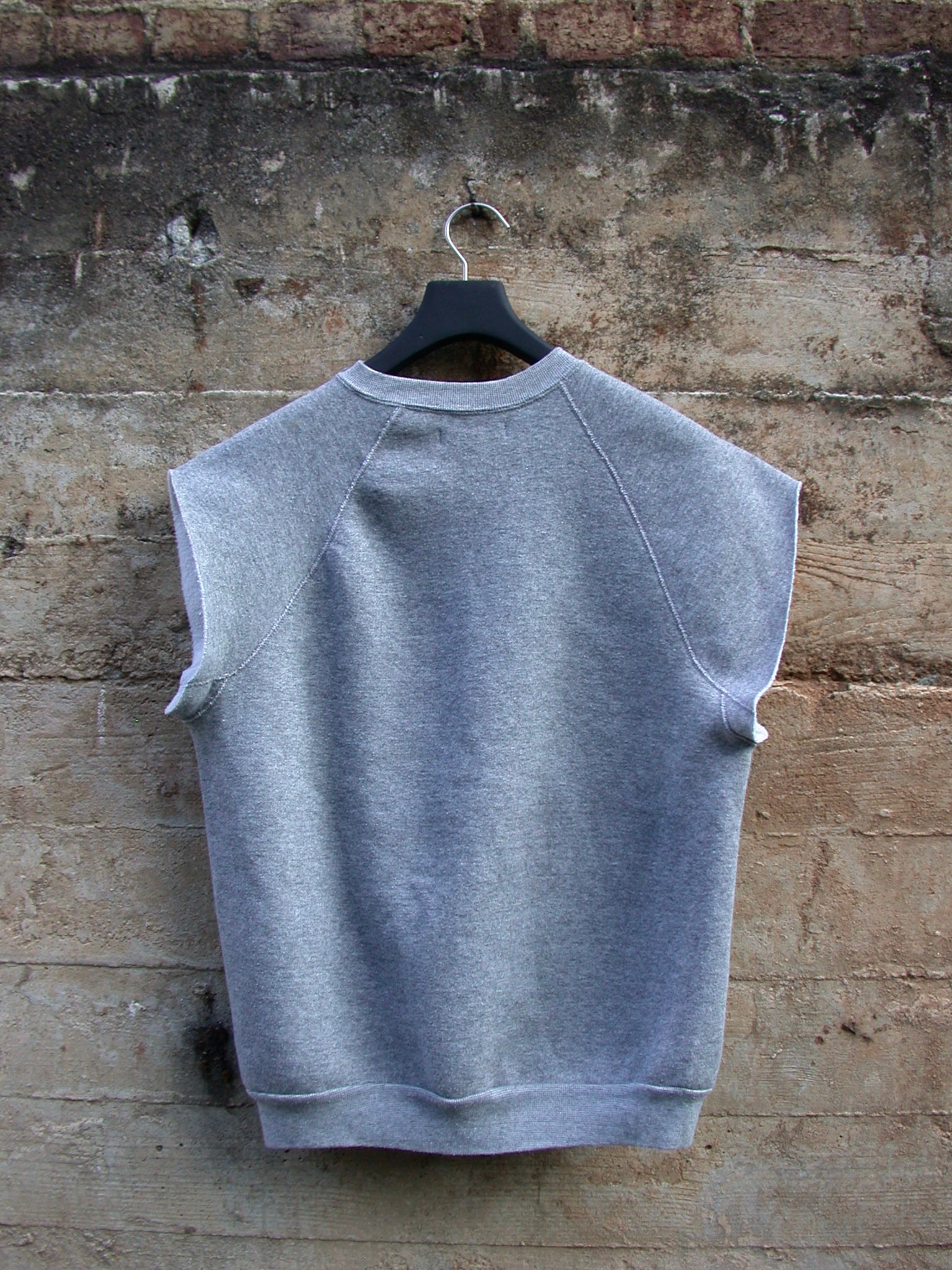 NVZN Faces Sleeveless Sweater